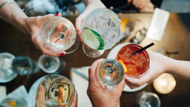Proosten met verschillende drankjes