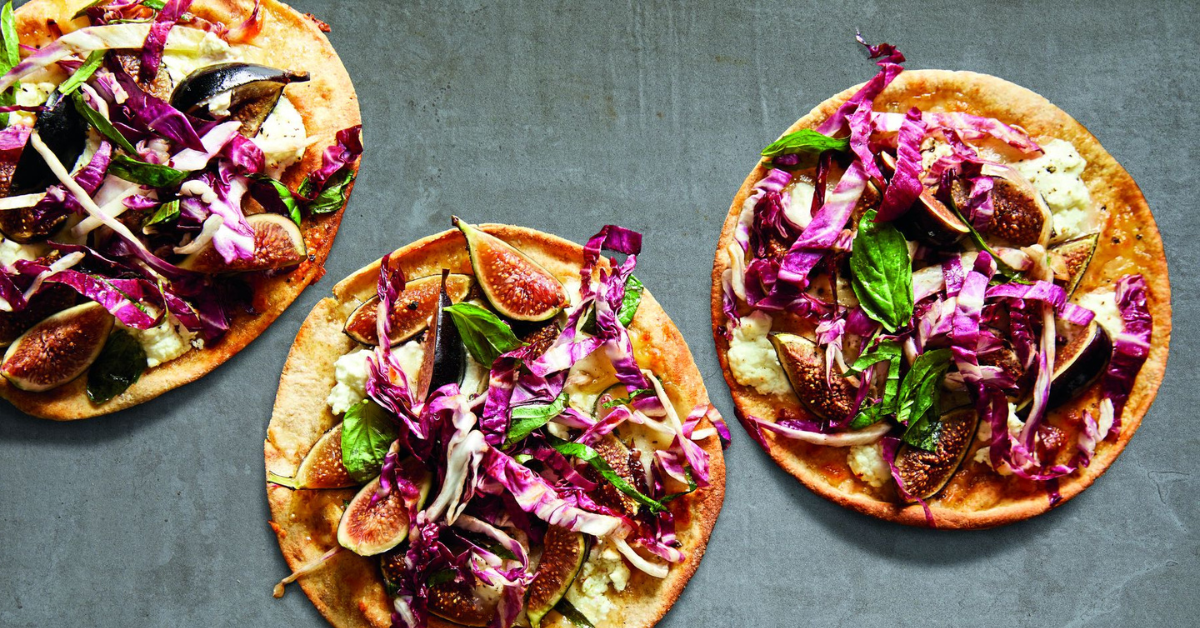 Vegetarische pizza met geitenkaas, vijgen en radicchio