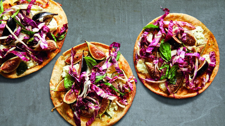 Vegetarische pizza met geitenkaas, vijgen en radicchio