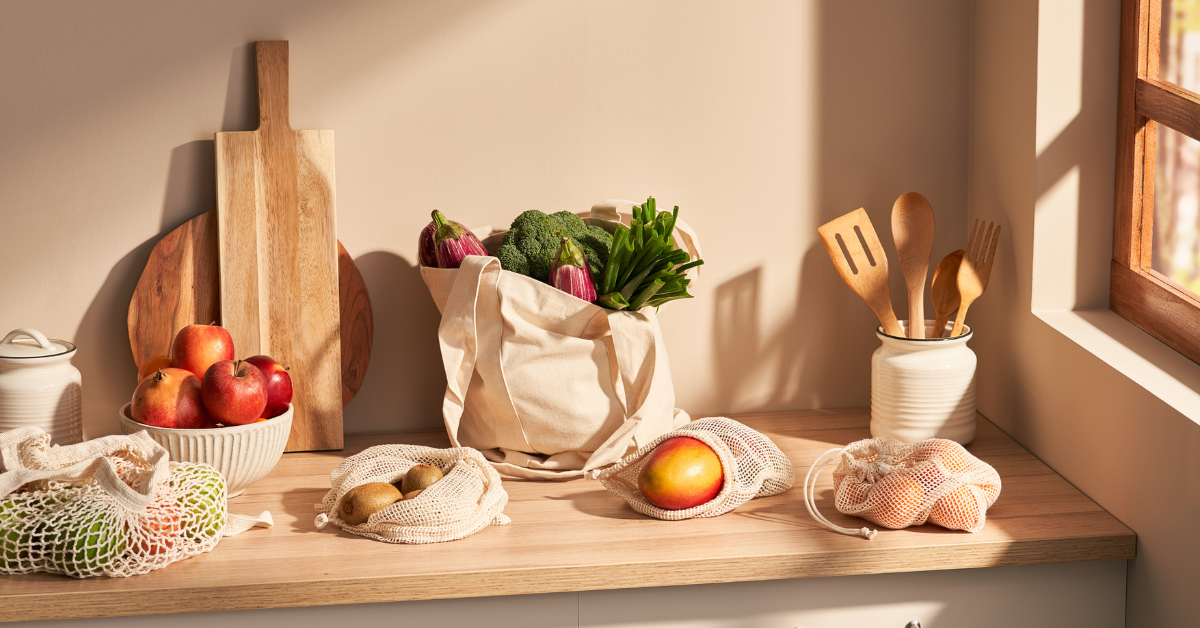 Fruits et légumes sur le comptoir de la cuisine, encore dans des sacs et des sachets.