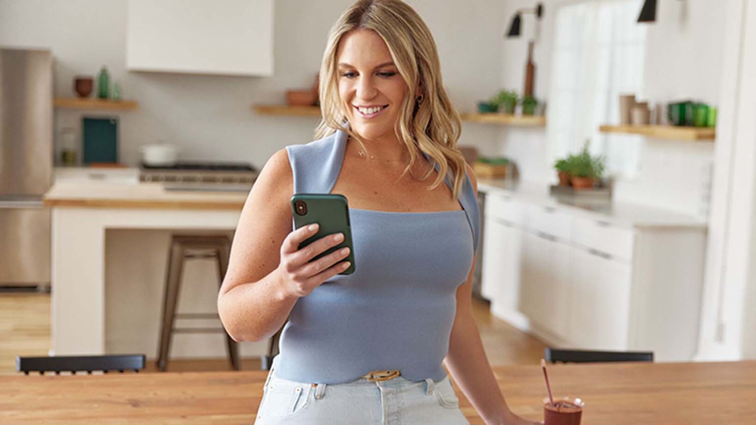 Een WeightWatchers member die na haar weegmoment haar gewicht invoert in de WW app