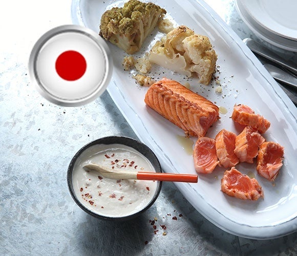 Sushi avec avocat, concombre et saumon