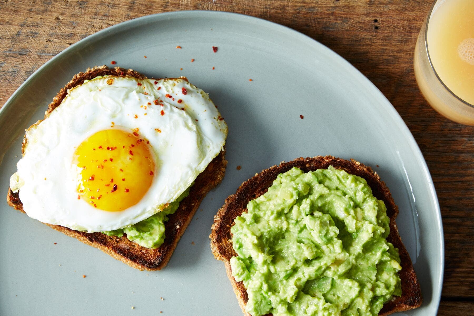 toast met avocado en ei