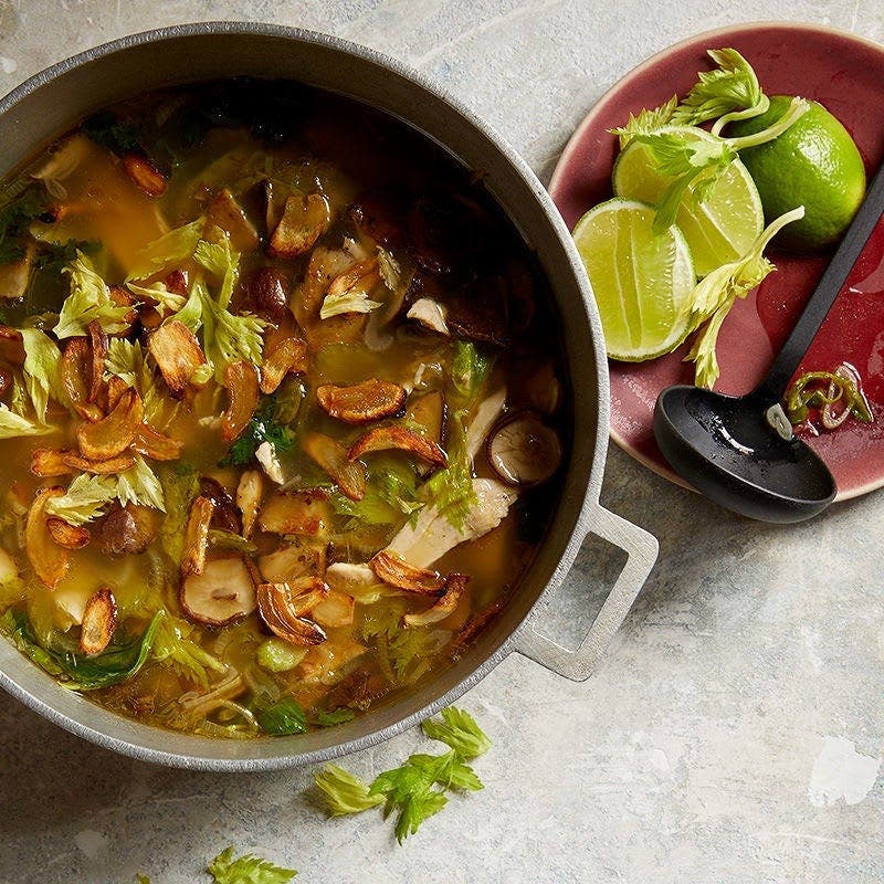 SOUPE AU POULET À L’AIL GRILLÉ, AUX CHAMPIGNONS ET AU CÉLERI