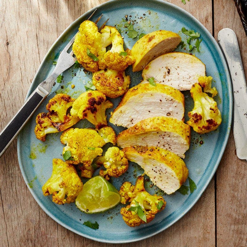 POITRINES DE POULET RÔTIES AU CHOU-FLEUR ÉPICÉ