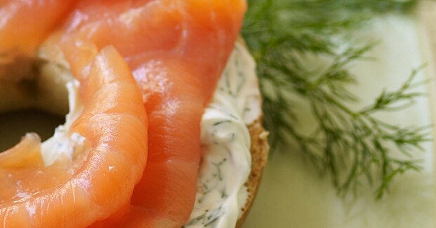 Bagel au saumon fumé et au fromage à la crème à l'aneth