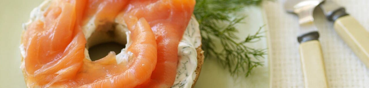 Bagel au saumon fumé et au fromage à la crème à l'aneth