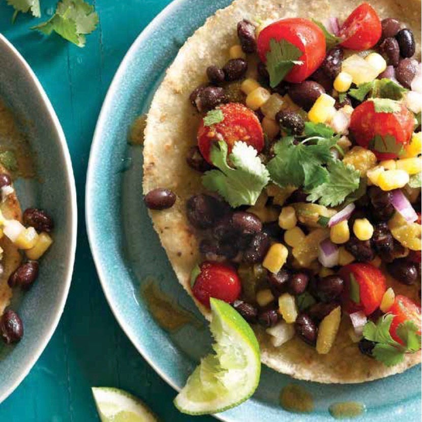 Tostadas aux haricots noirs, tomates et maïs