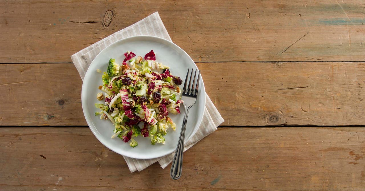 <strong>Bol de brocoli haché et de canneberges avec œufs</strong>