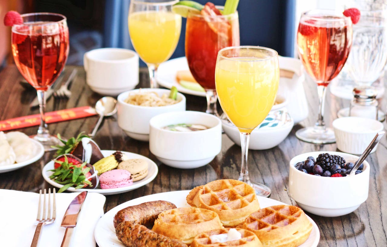 Quatre idées de cocktail pour un brunch estival (et la façon de faire ces boissons sans alcool pour que tout le monde puisse les savourer!)