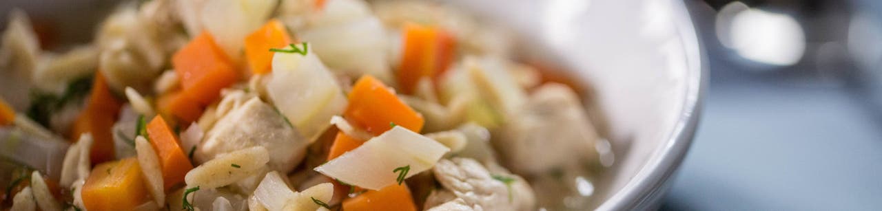Soupe à l’orzo, aux légumes et au poulet