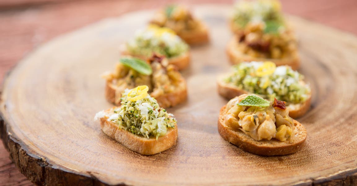 <strong>Crostinis aux pois chiches écrasés, aux tomates séchées et à la menthe</strong>