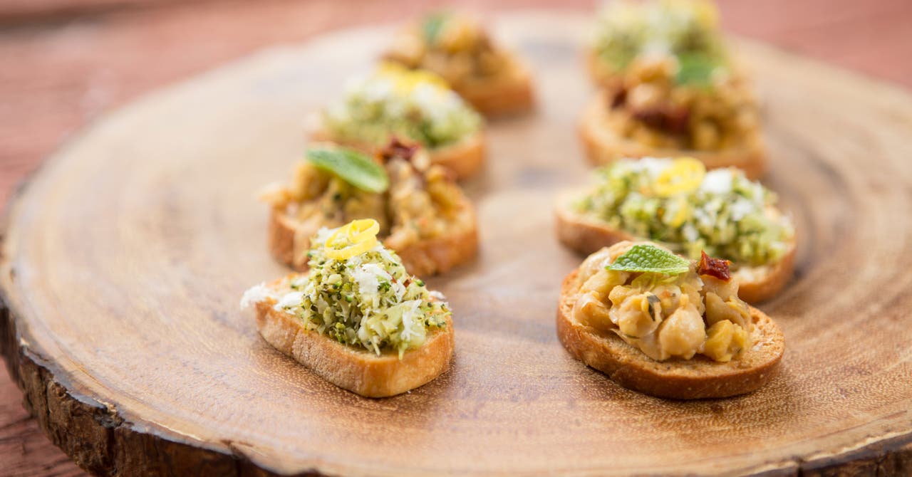 <strong>Crostinis aux pois chiches écrasés, aux tomates séchées et à la menthe</strong>