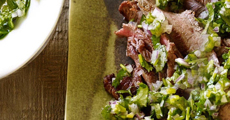 Bifteck de flanc de style cubain et sauce aux herbes fraîches