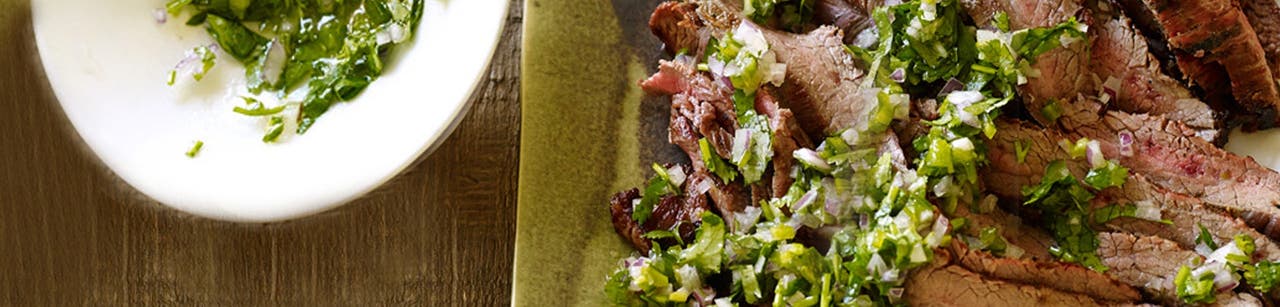 Bifteck de flanc de style cubain et sauce aux herbes fraîches