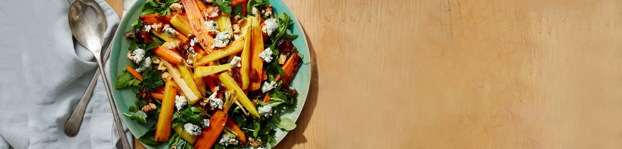 Salade de carottes grillées, de fromage bleu et de dattes