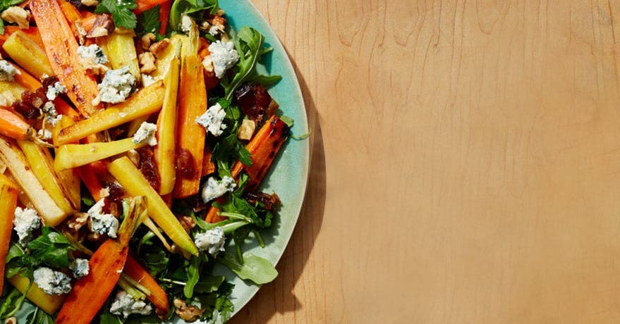 Salade de carottes grillées, de fromage bleu et de dattes