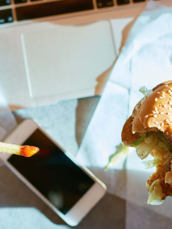 <strong>Why Distraction-Free Eating Should be More of a Thing</strong>