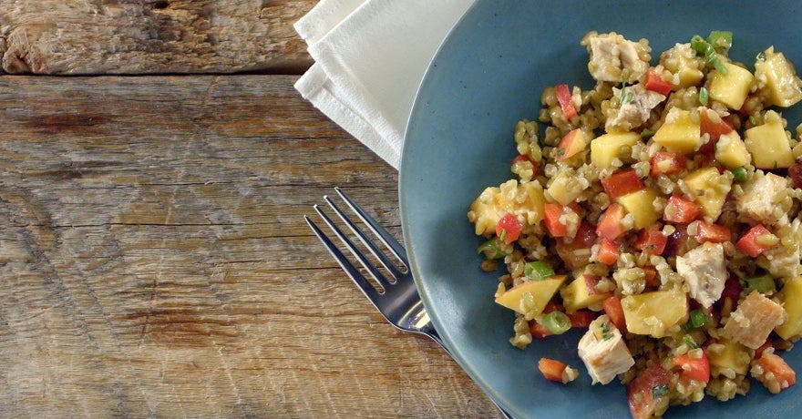 Salade de frik au poulet, aux pêches et à l’estragon