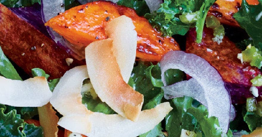 <strong>Salade de chou frisé avec patate douce et noix de coco</strong>