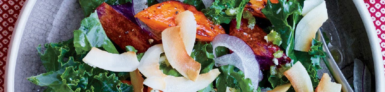 <strong>Salade de chou frisé avec patate douce et noix de coco</strong>