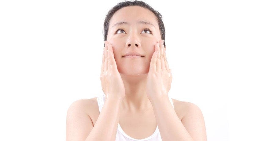 L'automassage du visage en 10 gestes simples