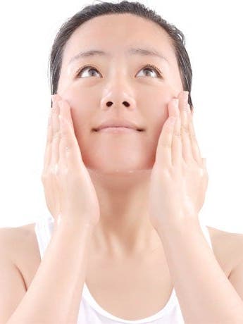L'automassage du visage en 10 gestes simples