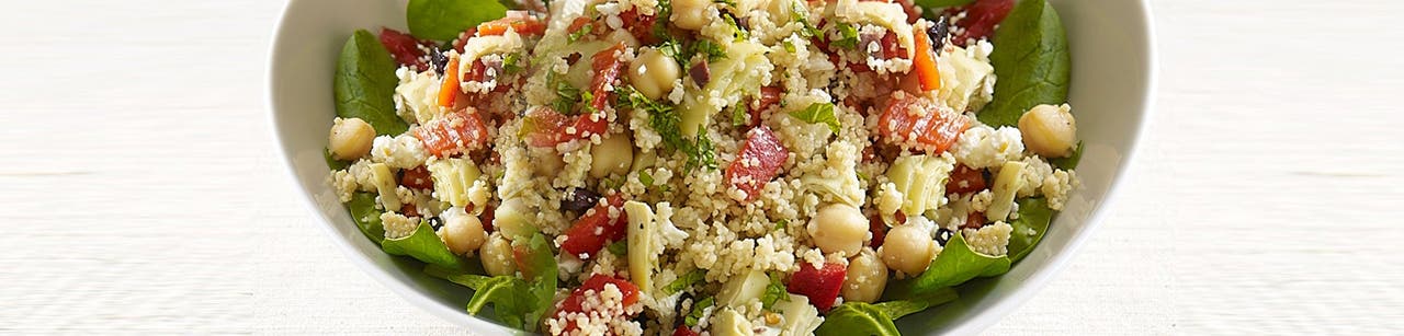 Salade méditerranéenne de couscous et de pois chiches