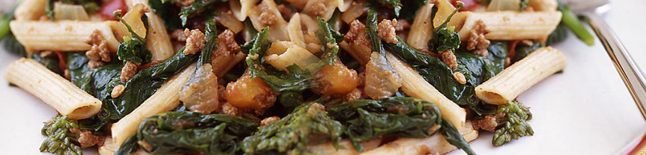 Pâtes avec brocoli italien et sauce bolognaise
