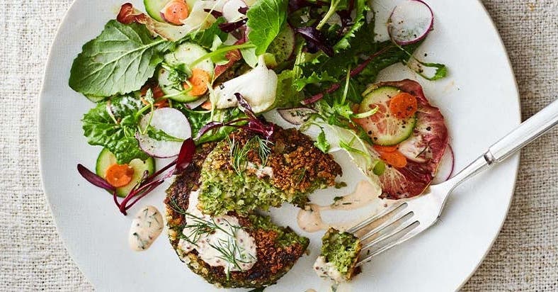 <strong>Burger de quinoa et de légumes du jardin avec vinaigrette ranch Sriracha</strong>