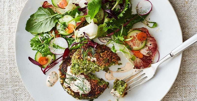 <strong>Burger de quinoa et de légumes du jardin avec vinaigrette ranch Sriracha</strong>