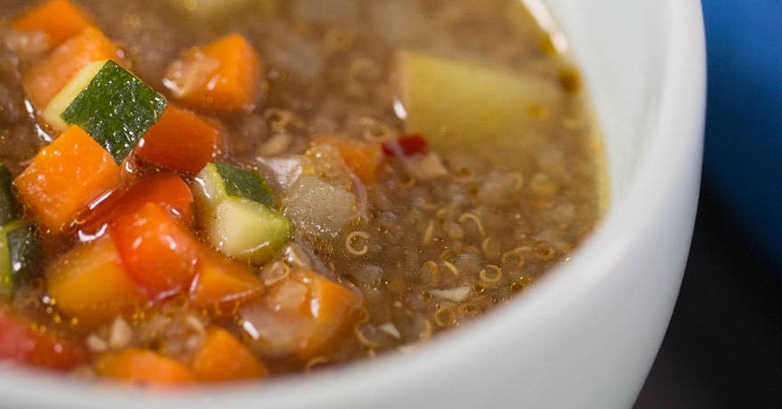 Soupe au quinoa grillé