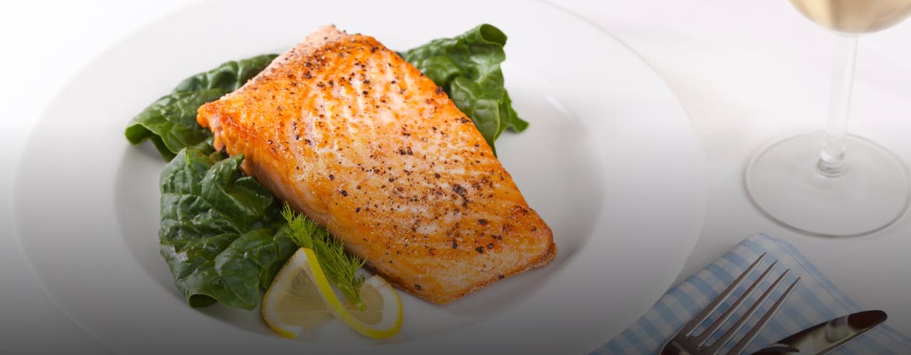 Saumon avec croute épicée sur des épinards
