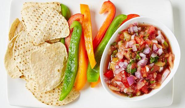 Salsa avec lanières et croustilles
