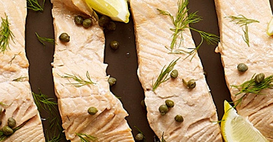 Saumon poché avec sauce aux concombres et à l'aneth