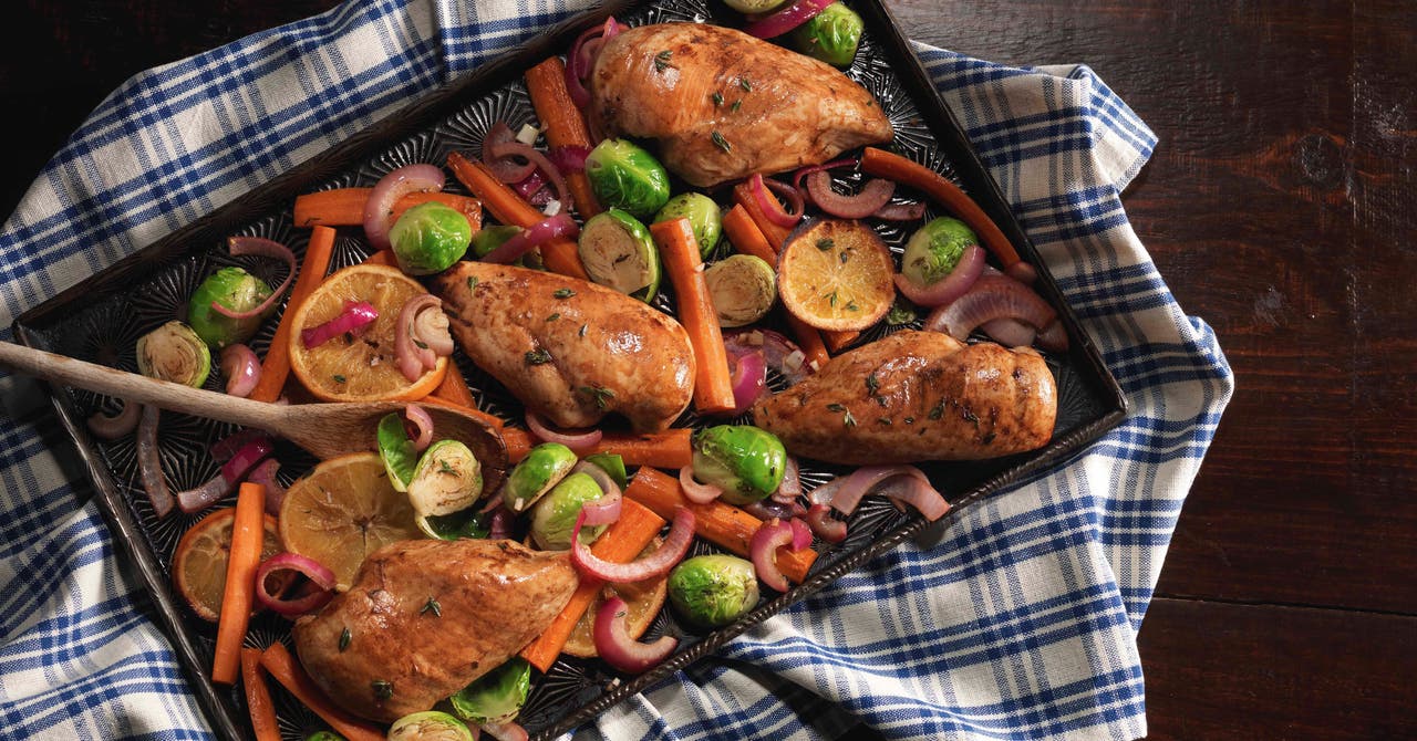 Poulet rôti à l’orange et au thym avec carottes et choux de Bruxelles