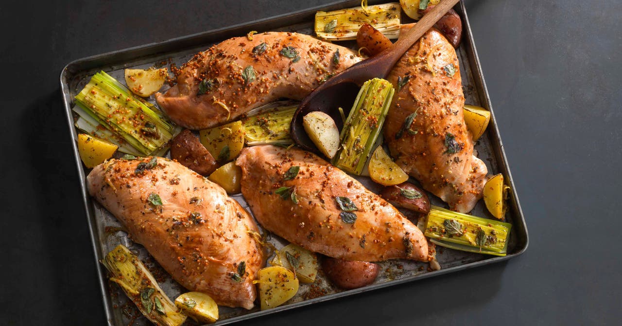 Dinde marinée sur plaque de cuisson avec poireaux et pommes de terre