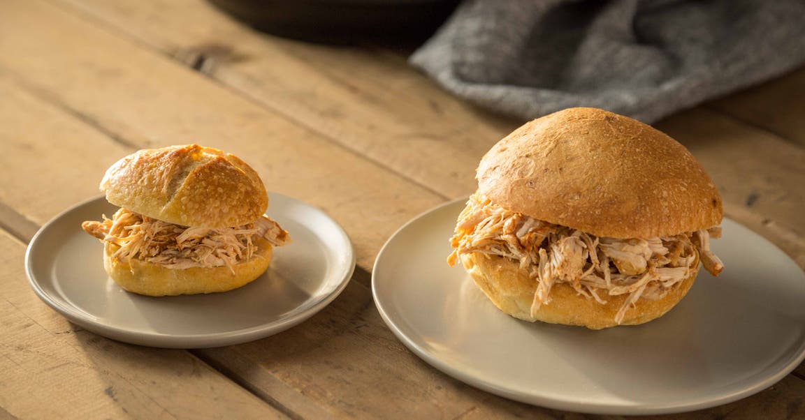 Mini-sandwichs de poitrine de dinde effilochée
