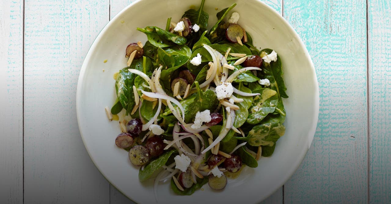 Salade d’épinards avec fromage de chèvre, raisins et vinaigrette moutarde-miel