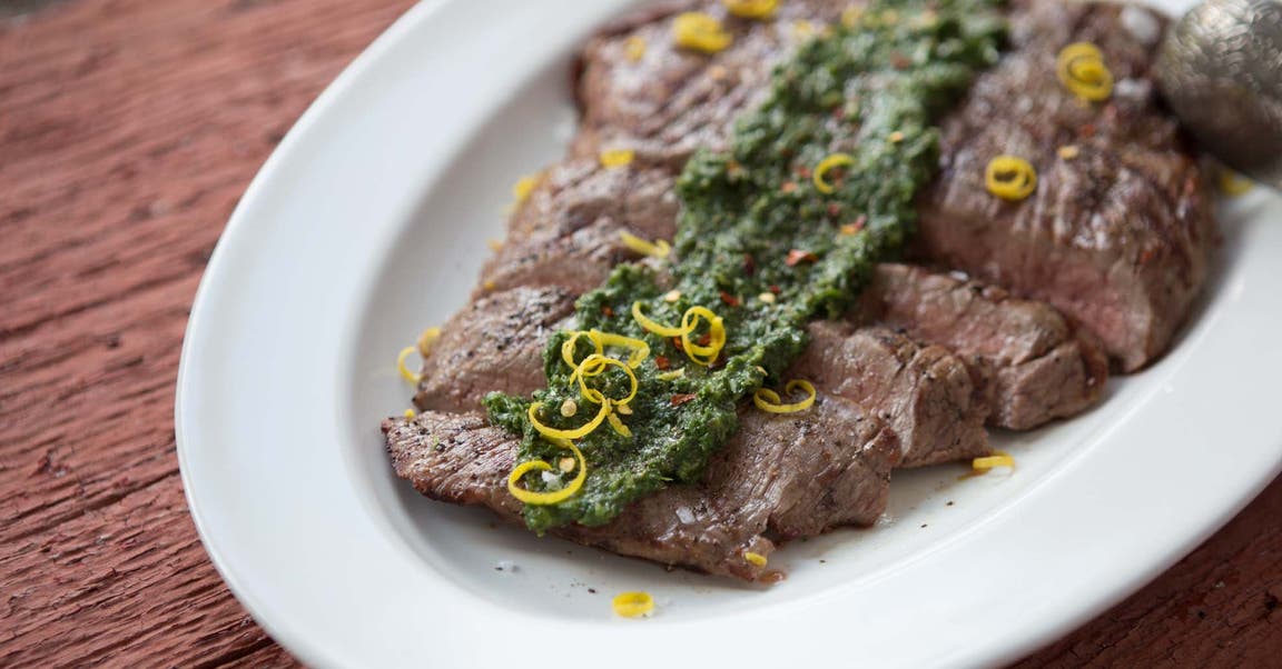 <strong>Bifteck de flanc grillé avec salsa aux verdures de carottes</strong>