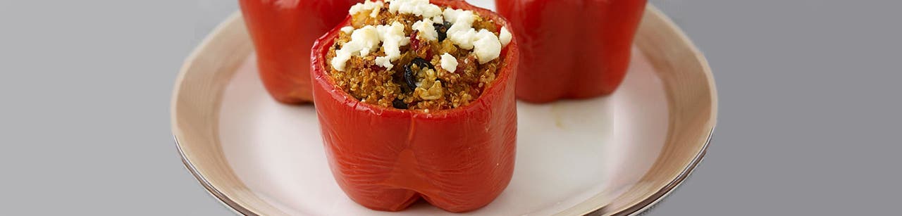 Poivrons farcis au quinoa assaisonné à la méditerranéenne