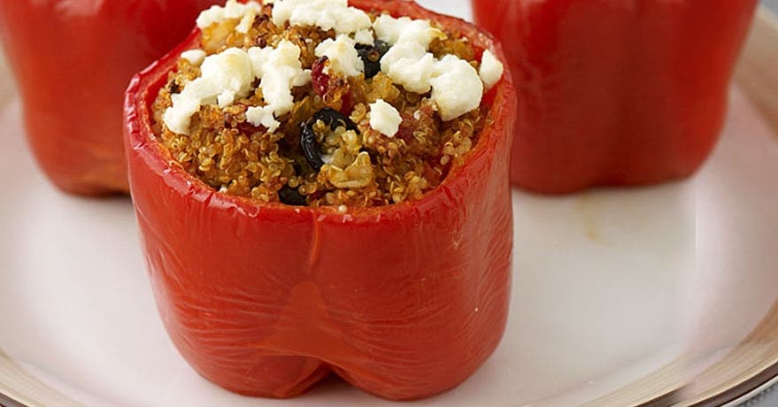 Poivrons farcis au quinoa assaisonné à la méditerranéenne