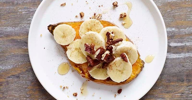 <strong>Patates douces grillées avec bananes, miel et pacanes</strong>