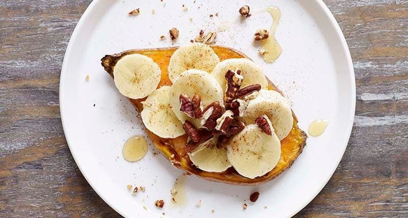 <strong>Patates douces grillées avec bananes, miel et pacanes</strong>