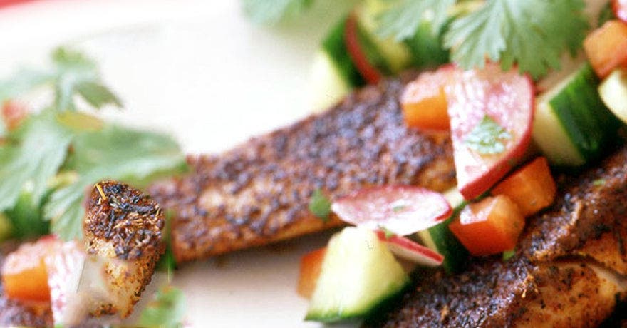Tilapia assaisonné avec salsa de radis et de concombre