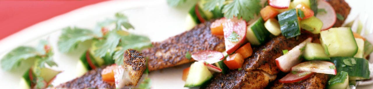 Tilapia assaisonné avec salsa de radis et de concombre