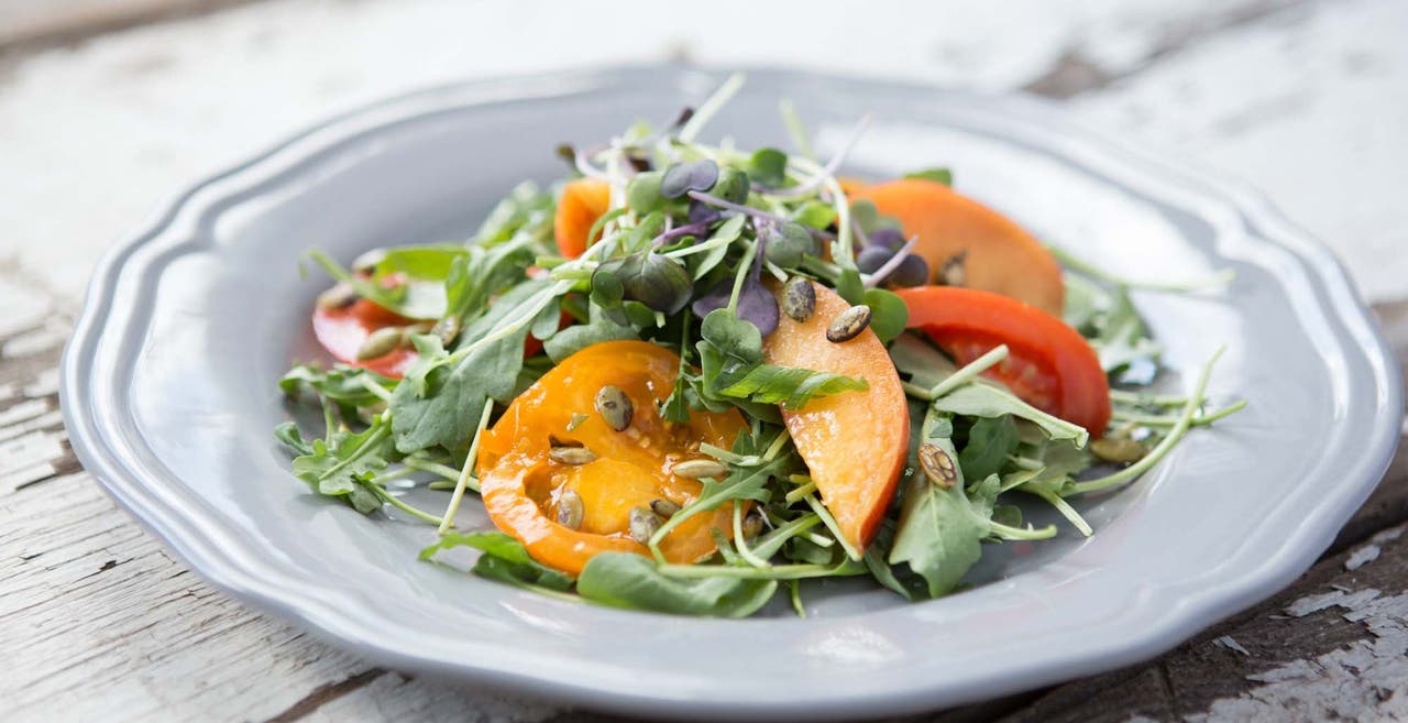 <strong>Salade de tomates et de nectarines avec oignons verts et graines de citrouille</strong>