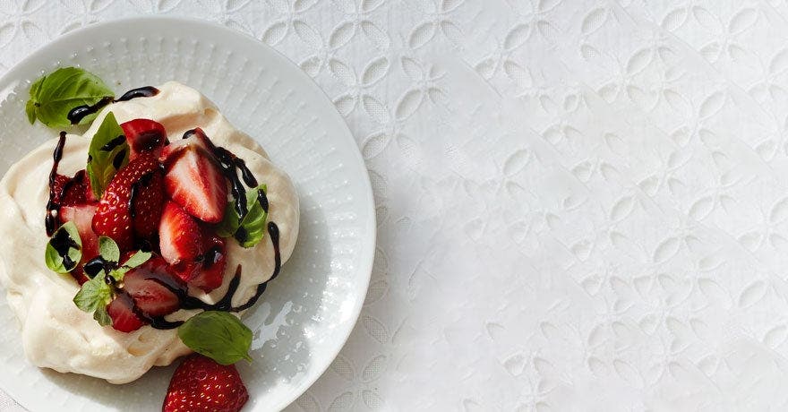 Nids de meringue vanille-basilic aux fraises