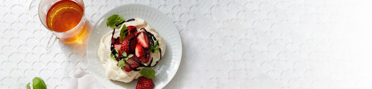 Nids de meringue vanille-basilic aux fraises