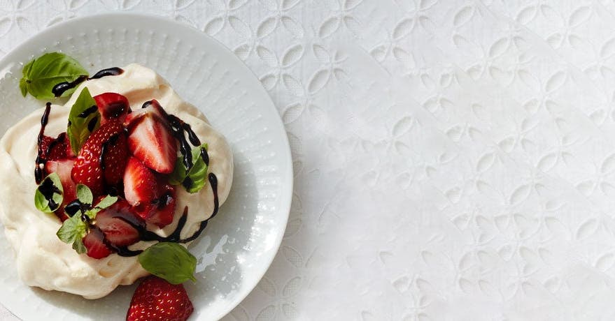 Nids de meringue vanille-basilic aux fraises